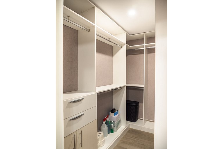 Sophisticated 1BR in the City│WeHost