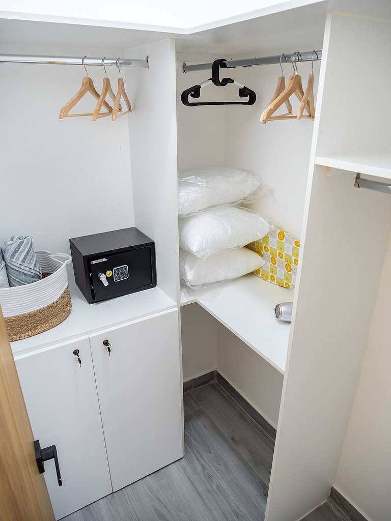 REFA Naco - 4A · Contemporary 1BR Centric-WeHost