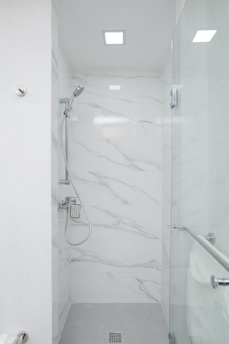 AH40 - 102A · Vacation Homelike 2 BR in City - WeHost DR