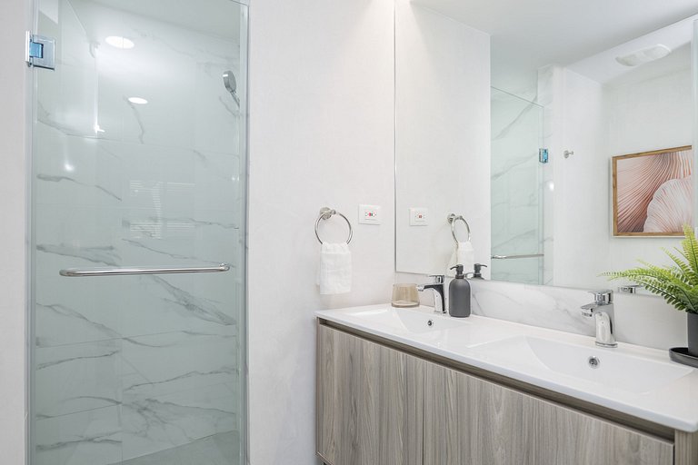 AH40 - 102A · Vacation Homelike 2 BR in City - WeHost DR