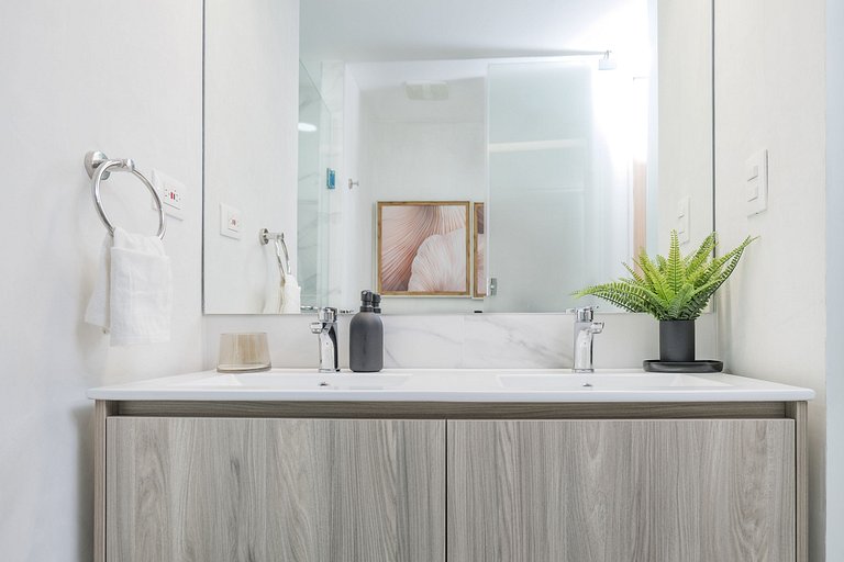 AH40 - 102A · Vacation Homelike 2 BR in City - WeHost DR