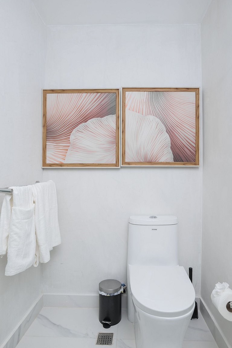 AH40 - 102A · Vacation Homelike 2 BR in City - WeHost DR